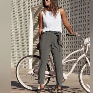Athleta Skyline Pant with  Paperbag Waist in Gray - Womens Size 6